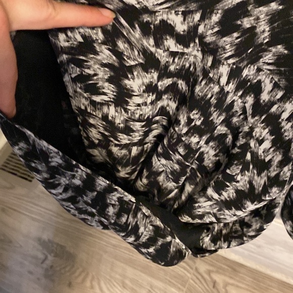 Vince Camuto, Black & White Faux Wrap Blouse, Size M, EUC - Picture 5 of 7